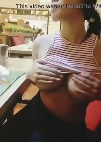 Gadis melayu menunjukkan buah dadanya di khalayak ramai